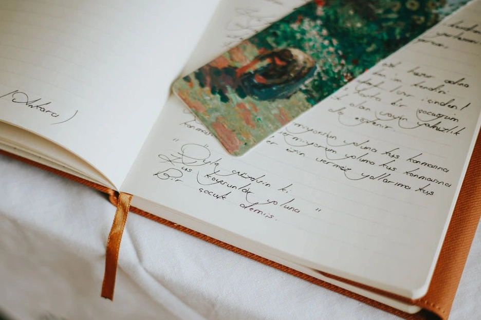 Una persona che scrive su un taccuino durante una sessione di brainstorming